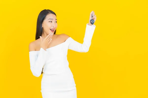 Porträt Schöne Junge Geschäft Asiatische Frau Mit Autoschlüssel Auf Gelbem — Stockfoto