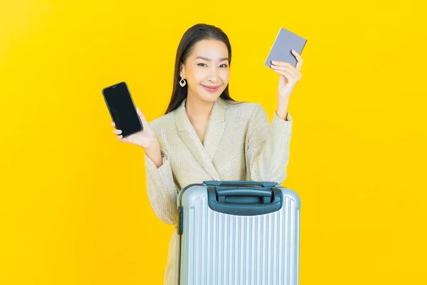 Çantalı Pasaportlu Güzel Asyalı Kadın Seyahate Hazır — Stok fotoğraf