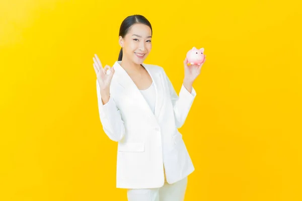 Portret Mooie Jonge Aziatische Vrouw Met Piggy Bank Kleur Achtergrond — Stockfoto