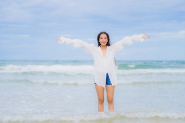 Güzel bir Asyalı kadının portresi. Plaj okyanusunda rahatla. Tatil gezisinde gülümse.