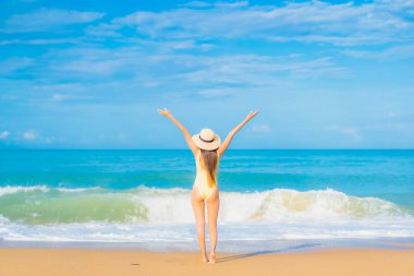 Güzel bir Asyalı kadın portresi. Rahatlayın. Gülümseyin.