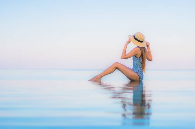 Güzel bir Asyalı kadın portresi. Rahatlayın. Yüzme havuzunda rahatlayın.