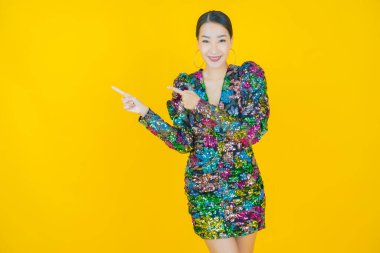 Portre güzel Asyalı kadın gülümsüyor. Renkli arka planda hareket var.