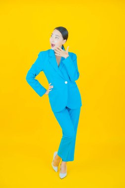 Portre güzel Asyalı kadın gülümsüyor. Renkli arka planda hareket var.