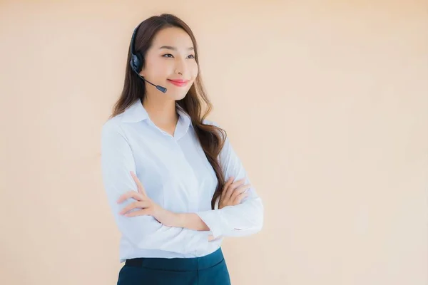 Retrato Hermosa Joven Asiática Mujer Negocios Con Auriculares Para Call —  Fotos de Stock