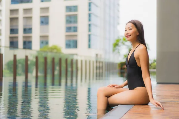 Retrato Hermosa Joven Mujer Asiática Sonrisa Relajarse Ocio Alrededor Piscina — Foto de Stock