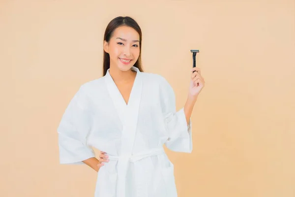 Portrait Beautiful Young Asian Woman Shaving Isolated Background — Stock Photo, Image