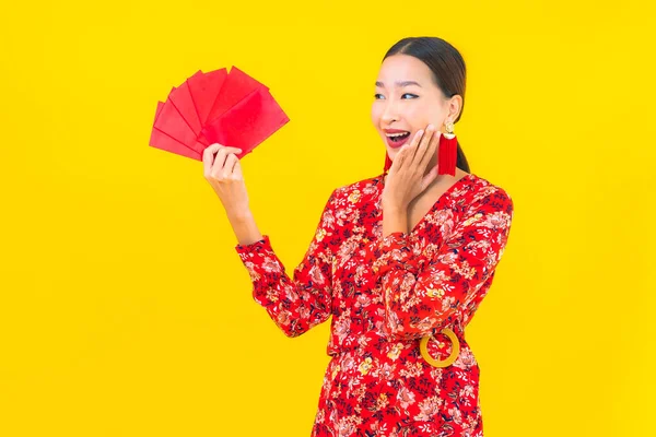 Retrato Bela Jovem Mulher Asiática Com Envelopes Vermelhos Fundo Amarelo — Fotografia de Stock