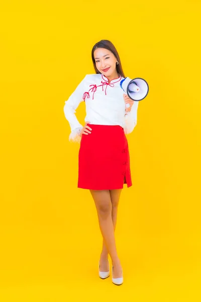 Güzel Bir Asyalı Kadın Portresi Sarı Arka Planda Megafon Kullanıyor — Stok fotoğraf