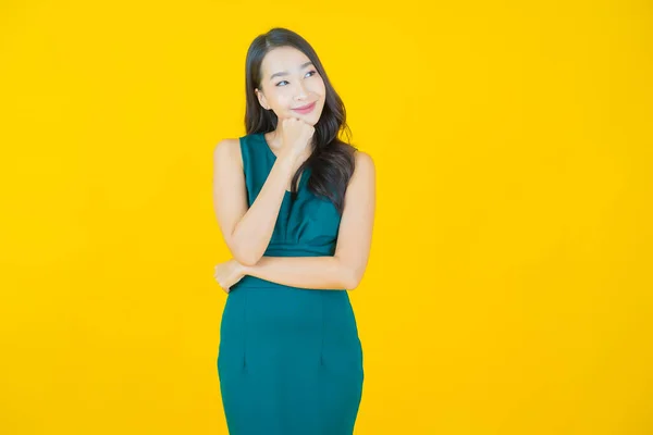 Portret Piękna Młoda Azjatycka Kobieta Uśmiech Akcji Tle Koloru — Zdjęcie stockowe