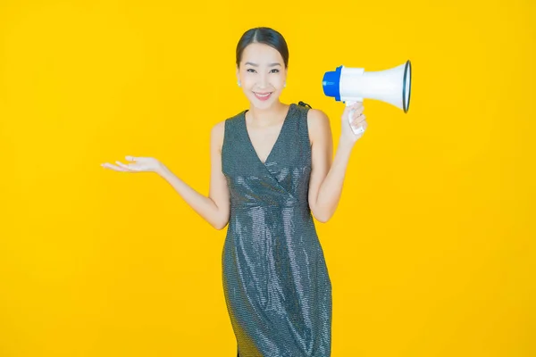 Portrait Belle Jeune Femme Asiatique Sourire Avec Mégaphone Sur Fond — Photo
