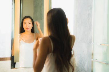 Güzel bir Asyalı kadın portresi. Banyo içinde yüzünü ve yüzünü kontrol et.