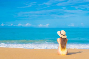 Güzel bir Asyalı kadın portresi. Rahatlayın. Gülümseyin.