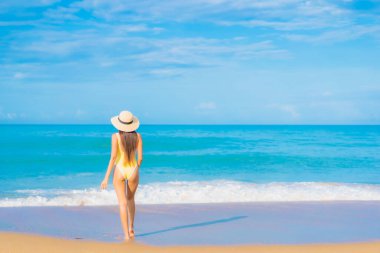 Güzel bir Asyalı kadın portresi. Rahatlayın. Gülümseyin.