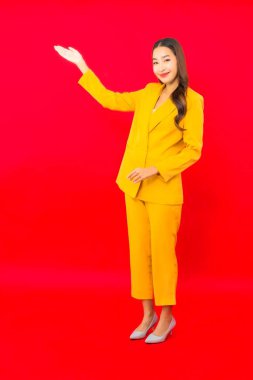 Portre güzel genç iş kadını Asyalı kadın kırmızı izole arka planda hareketli gülümseme