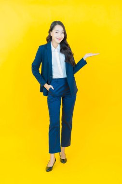 Portre güzel Asyalı kadın gülümsüyor. Renkli arka planda hareket var.