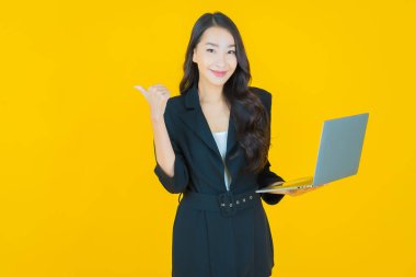 Asyalı güzel bir kadının portresi bilgisayarla izole edilmiş arka planda gülümsüyor.