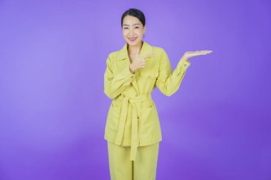 Portre güzel Asyalı kadın gülümsüyor. Renkli arka planda hareket var.