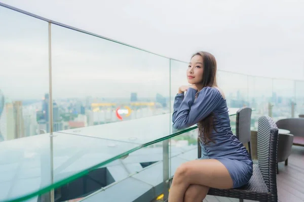 Portret Mooie Jonge Aziatische Vrouw Gelukkig Glimlach Dak Restaurant Rond — Stockfoto