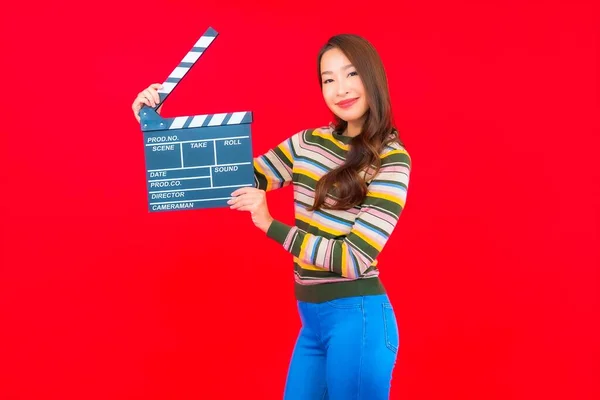 Retrato Hermosa Joven Asiática Mujer Con Película Pizarra Corte Rojo — Foto de Stock