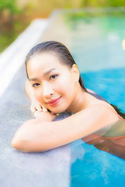 Retrato Hermosa Joven Mujer Asiática Disfrutar Relajarse Alrededor Piscina Para — Foto de Stock