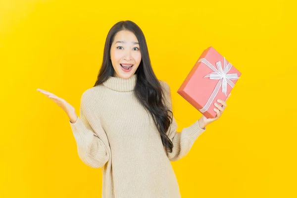 Retrato Bonito Jovem Asiático Mulher Sorriso Com Caixa Presente Vermelho — Fotografia de Stock
