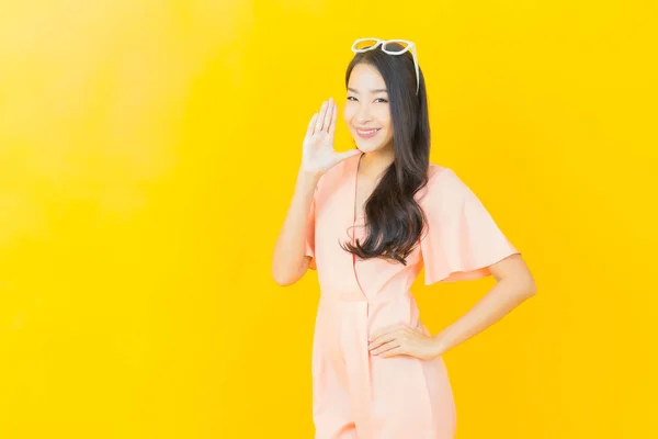 肖像美しい若いアジアの女性の笑顔アクションで色の背景 — ストック写真