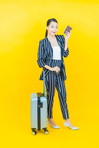 Çantalı Pasaportlu Güzel Asyalı Kadın Seyahate Hazır — Stok fotoğraf