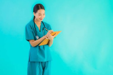 Fotokopi için boş kâğıt tahtası olan güzel Asyalı genç doktor kadın hastane ve klinikteki sağlık hizmetleri konseptinde mavi izole edilmiş arka plan.