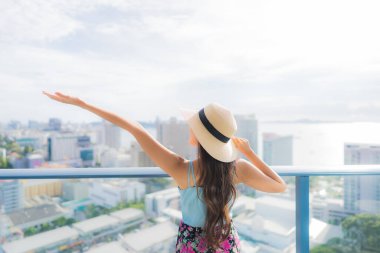 Açık hava manzaralı balkonda güzel bir Asyalı kadın portresi.