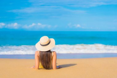 Güzel bir Asyalı kadın portresi. Rahatlayın. Gülümseyin.