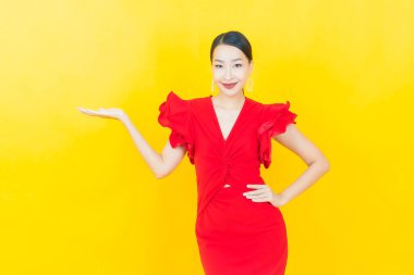 Portre güzel Asyalı kadın gülümsüyor. Renkli arka planda hareket var.