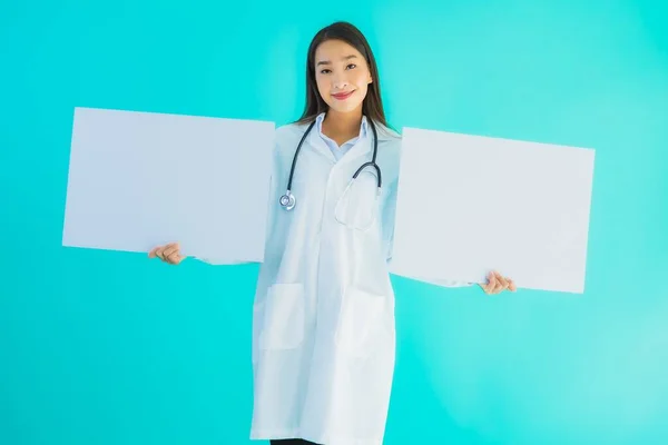 Ritratto Bella Giovane Donna Medico Asiatico Con Cartellone Pubblicitario Vuoto — Foto Stock
