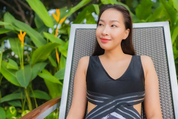 Retrato Hermosa Joven Mujer Asiática Ocio Relajarse Sonrisa Alrededor Piscina —  Fotos de Stock