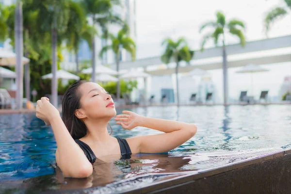 亚洲年轻貌美的女子休闲放松 在室外游泳池边微笑度假 — 图库照片
