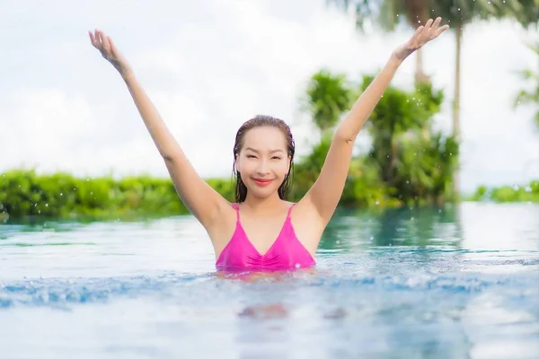 Портрет Красивая Молодая Азиатская Женщина Расслабиться Насладиться Вокруг Открытый Бассейн — стоковое фото