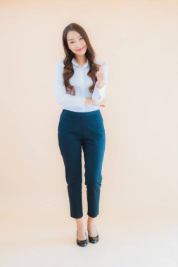 Güzel Asyalı iş kadını portresi izole edilmiş renk arka planında iş başında