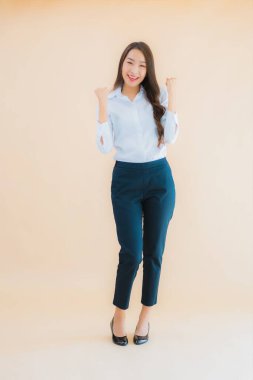 Güzel Asyalı iş kadını portresi izole edilmiş renk arka planında iş başında