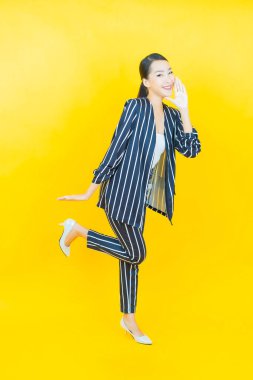 Portre güzel Asyalı kadın gülümsüyor. Renkli arka planda hareket var.