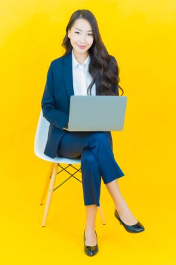 Asyalı güzel bir kadının portresi bilgisayarla izole edilmiş arka planda gülümsüyor.