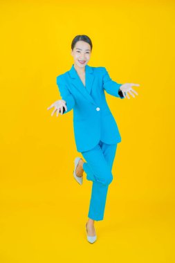 Portre güzel Asyalı kadın gülümsüyor. Renkli arka planda hareket var.