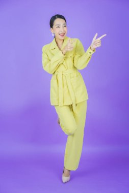 Portre güzel Asyalı kadın gülümsüyor. Renkli arka planda hareket var.