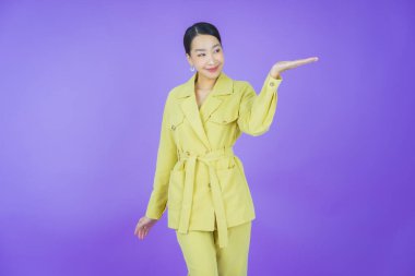 Portre güzel Asyalı kadın gülümsüyor. Renkli arka planda hareket var.