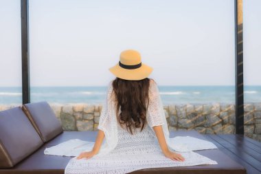 Genç Asyalı kadının portresi. Mutlu bir gülümseme. Deniz kıyısında tatil için rahatlayın.