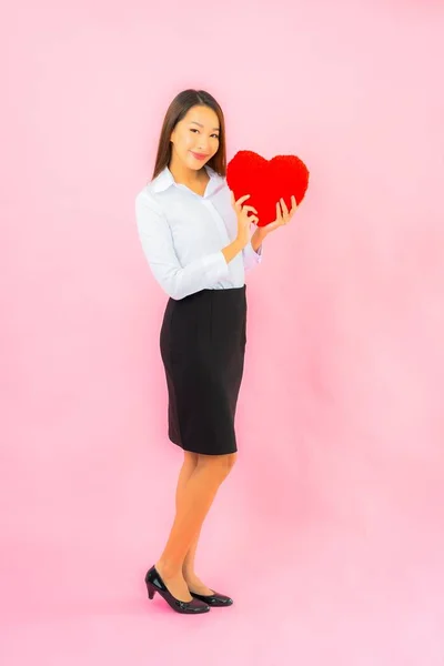 Portrait Belle Jeune Femme Asiatique Avec Oreiller Rouge Forme Coeur — Photo