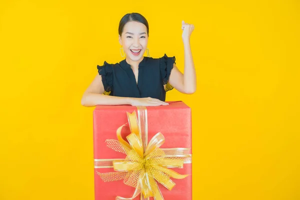 Πορτρέτο Όμορφη Νεαρή Ασιατική Γυναίκα Χαμόγελο Κόκκινο Κουτί Δώρου Στο — Φωτογραφία Αρχείου