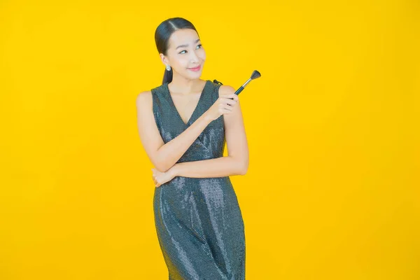 Retrato Hermosa Joven Asiática Mujer Con Maquillaje Cepillo Cosmético Color — Foto de Stock
