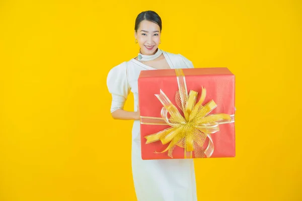 Πορτρέτο Όμορφη Νεαρή Ασιατική Γυναίκα Χαμόγελο Κόκκινο Κουτί Δώρου Στο — Φωτογραφία Αρχείου