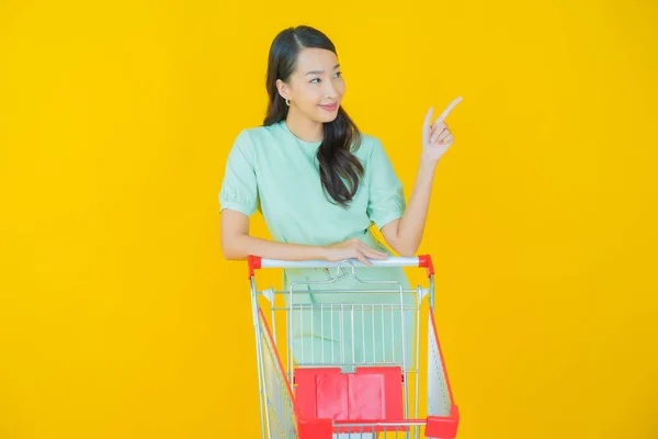 Портрет Красивая Молодая Азиатская Женщина Улыбка Корзиной Супермаркета Цветном Фоне — стоковое фото