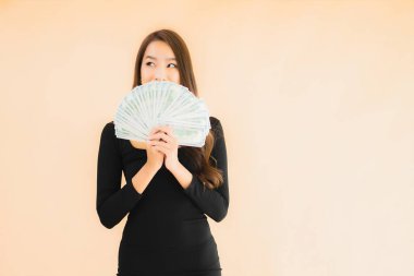 Güzel bir Asyalı kadının portresi. Gülümsemesi. Parası ve parasıyla soyutlanmış bir geçmişi var.